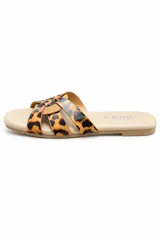 Sandalias planas Bettina modelo BT305, con diseño de tiras cruzadas en el empeine con estampado animal print tipo leopardo y base en tono beige.