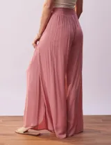 Pantalón palazzo color rosa, de gasa bambula, con pretina ancha elastizada en la espalda y tajos frontales.