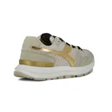 Championes casuales Diadora modelo Kmaro 42, color beige claro con detalles en dorado metalizado y cordones negros. Presentan una capellada mixta de malla transpirable y gamuza, con suela gruesa blanca y detalles en goma beige.