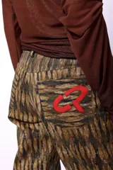 Pantalón recto con estampado abstracto en tonos marrones y negros, tiro medio.