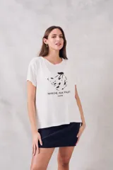 Remerón blanco de viscosa con estampado de bananas y texto en negro.