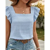 Blusa de color amarillo con textura fruncida, cuello cuadrado y mangas cortas con volados.