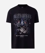 Remera negra de algodón, con cuello redondo, manga corta y estampa frontal temática de gatos.