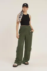 Pantalon cargo de corte recto y tiro alto, confeccionado en tela cupro color verde militar. Presenta bolsillos laterales tipo cargo con solapa y bolsillos frontales clásicos.