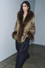 Kimono de la colección ZW de Zara, confeccionado en tejido satinado color beige con bordados intrincados, abalorios y aplicaciones de pelo sintético a contraste en cuello y puños.