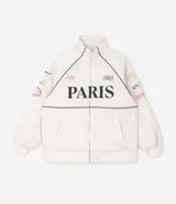 Campera bomber oversized de microfibra color beige, con cierre frontal por cremallera, cuello alto y bolsillos delanteros. Presenta estampado frontal con la inscripción "PARIS 1985" en color negro, además de detalles estampados en las mangas. Cuenta con puños y ruedo elásticos.