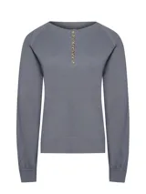 Sweater de punto color gris, con cuello redondo y cierre frontal parcial con botones de madera. Presenta mangas largas con puños ajustados y un calce regular.