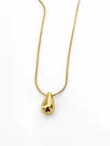 Collar de cadena fina tipo serpiente con dije en forma de gota lisa y pulida.