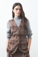 Chaleco de sastrería con estampado de cuadros en tonos tierra, diseño estructurado con escote en V y cierre frontal con botones.