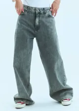 Jean gris de tiro medio alto, corte oversize y lavado ice.