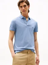 Chomba celeste de corte slim fit, con cuello clásico, tapeta de dos botones y logo de la marca bordado en el pecho.