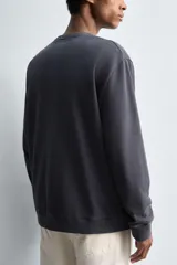 Sudadera de corte regular fit confeccionada en algodón con efecto lavado. Presenta cuello redondo, manga larga y terminaciones en rib.
