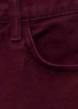 Pantalón jeans de corte recto y tiro medio, confeccionado en tejido de algodón estilo vaquero, con cierre frontal de cremallera y botón, y diseño de cinco bolsillos.