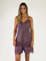 Short de lino color violeta con detalles de encaje bordado en el ruedo.