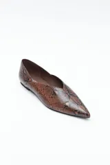 Zapato bajo de mujer, color negro, con punta fina y escote pronunciado en forma de V en el empeine. Presenta un acabado liso y una suela baja y plana.