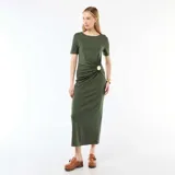Vestido midi color verde militar, con mangas cortas, cuello redondo y detalle drapeado en la cintura con hebilla metálica dorada circular.