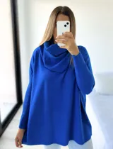 Polerón de punto color azul, con diseño oversize, cuello caído y mangas largas con puños acanalados.