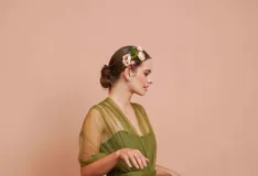 Broche de flores artificiales de varios colores, ideal para usar en el pelo o en la ropa.