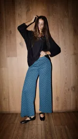 Pantalón palazzo de punto fino con estampado geométrico en tonos celeste y azul.