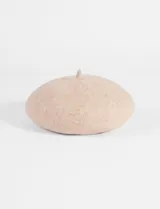 Boina clásica de estilo francés, confeccionada en tejido de textura suave y abrigada.
