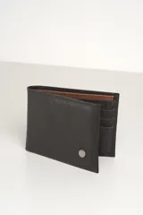 Billetera de cuero negro con interior tostado y logo metálico en la esquina inferior derecha.