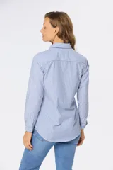 Camisa de manga larga con cuello clásico y corte recto, a rayas verticales rosas y blancas.