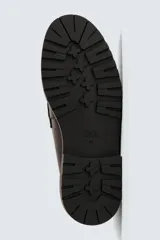 Mocasín de cuero marrón oscuro con antifaz en tono camel. Presenta horma redonda y suela track gruesa de goma negra.