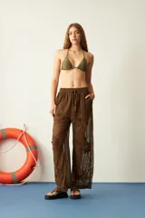 Pantalón marrón de red con bordado de flores y calce recto.