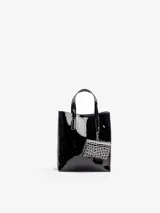 Cartera tipo tote de simil cuero con efecto charol color negro, con doble asa de mano y un mini monedero colgante desmontable con textura de cocodrilo.