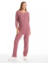 Pantalón tipo jogger de tejido soft, con pretina elastizada y bolsillos laterales funcionales. Presenta un diseño de pierna con caída fluida y ajuste leve en el tobillo.
