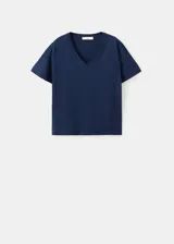 Remera azul marino de manga corta y cuello redondo, confeccionada en algodón.