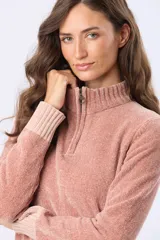 Buzo de tejido combinado color rosado, con cuello alto y medio cierre frontal metálico. Cuenta con mangas largas con puños acanalados y aplique de cuero con logo en la parte inferior.