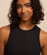 Body color marrón, sin mangas, con cuello halter y cierre en la entrepierna.