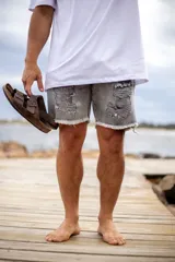 Bermuda de jean gris con roturas y ruedo desflecado, corte relaxed fit.