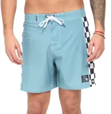 Short de baño Quiksilver boardshort de 16 pulgadas, color celeste con detalles a cuadros en blanco y negro en los laterales, y cordón ajustable blanco en la cintura.