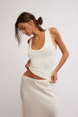 Musculosa ajustada sin costuras de tejido texturado en color blanco, con escote redondo pronunciado y tirantes anchos.