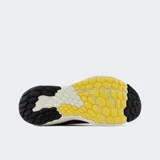 Championes de running New Balance Fresh Foam X Evoz V4, color fucsia/violeta con detalles en negro y amarillo neón. Presentan una entresuela gruesa de espuma blanca y el logo 'N' en negro en el lateral.