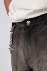 Pantalón cargo de jean con efecto lavado ácido en tono gris. Presenta bolsillos laterales tipo cargo, bolsillos frontales amplios y corte holgado.