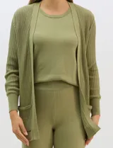Cardigan abierto de tejido acanalado, con bolsillos frontales y mangas largas de corte entallado con puños de rib.