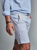 Bermuda blanca de algodón y poliéster, corte regular fit, con cinturón, dos bolsillos delanteros, dos bolsillos traseros, un bolsillo relojero y botamanga con presilla.