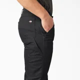 Pantalón de trabajo negro, de corte recto, con bolsillos laterales y traseros.