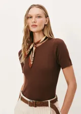 Camiseta marrón acanalada de manga corta con cuello redondo y pañuelo estampado atado al cuello.