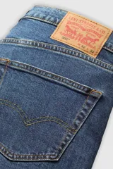 Pantalón de jean azul de corte recto, con tiro medio y pierna ligeramente cónica.