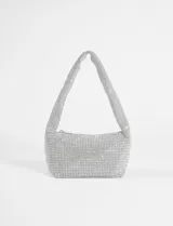 Cartera de mano tipo baguette, totalmente recubierta de cristales brillantes plateados, con asa fija y cierre superior.