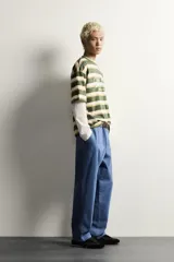 Camiseta relaxed fit de manga corta, con cuello redondo en rib a tono y diseño a rayas horizontales en tonos verde militar, blanco y mostaza. Cuenta con estampación frontal de texto a contraste.
