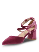 Zapatos de tacón medio cuadrado, confeccionados en terciopelo color fucsia. Presentan un diseño de punta fina con tiras cruzadas en el empeine y cierre ajustable con hebilla en el tobillo.