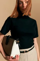 Polera de manga corta color marrón, con cuello alto y calce ajustado.
