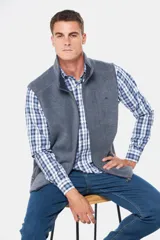 Chaleco deportivo rojo de polar con forro e interior en color azul combinado, cierre frontal y bolsillos delanteros con cierre metálico personalizado. Incluye dos bolsillos interiores con cierre y logo bordado en el pecho.