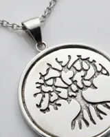 Collar de plata 925 con dije circular que presenta un diseño grabado del Árbol de la Vida sobre una base de nácar.
