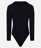 Body negro de rib, con cuello polo, escote en V, mangas largas y frunces en el busto. Cierre inferior con botones a presión.